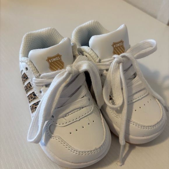 K-Swiss | Kids White and Brown Pattern Sneakers | Size 5 - Picture 3 of 6